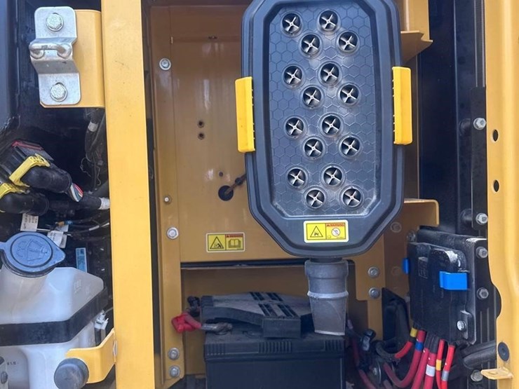 2021-caterpillar-323-image-25