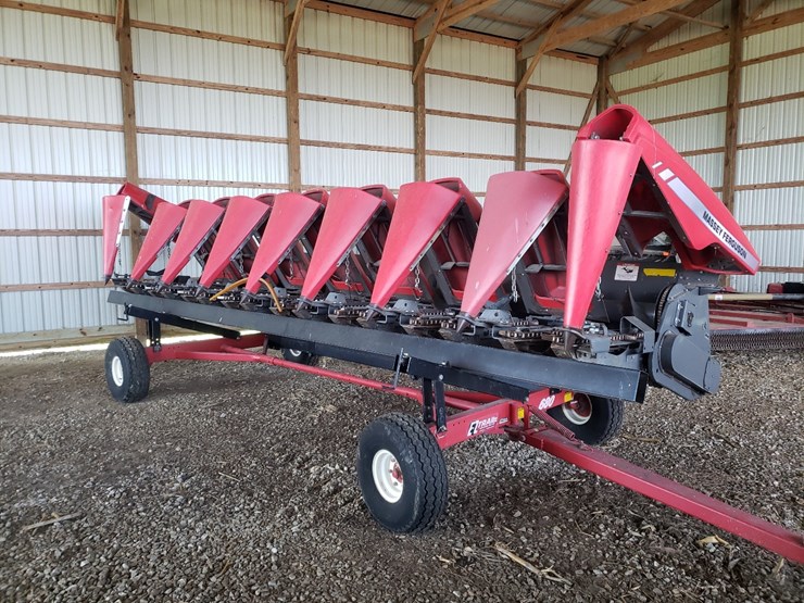 2014-mf-3000-8-corn-head---8-row-image-1