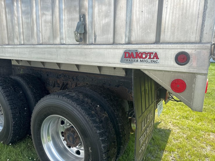 2003-freightliner-fl80-image-11
