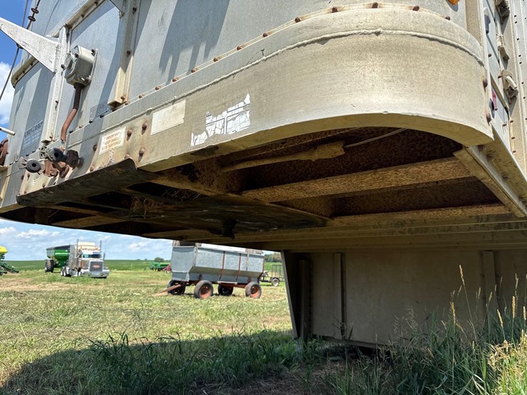 1981-wilson-livestock-trailer-image-17
