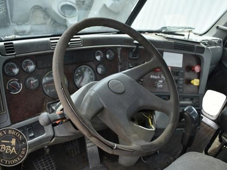 2002-freightliner-century-112-image-42