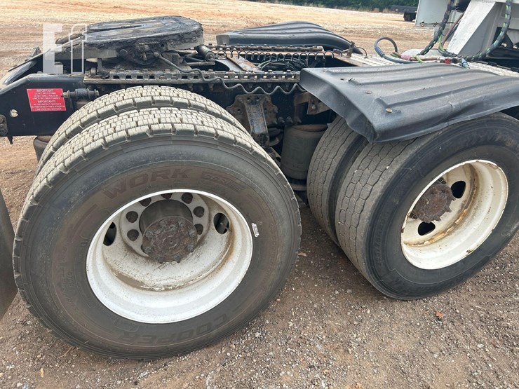2016-volvo-vnl64t630-image-24