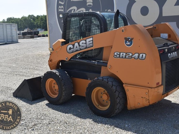 2016-case-sr240-image-11