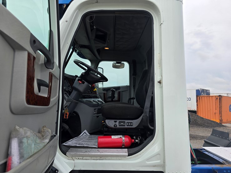 2018-freightliner-columbia-120-image-59