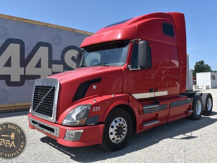 2005-volvo-vnl64t670-image-27