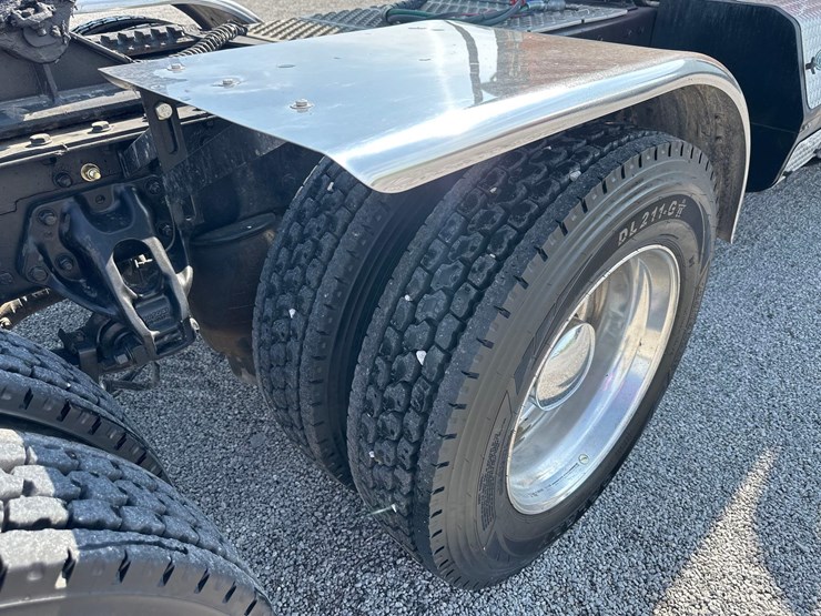 2019-kenworth-w900l-image-32