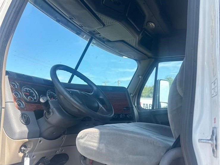 2015-freightliner-cascadia-113-image-19