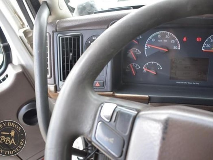 2014-volvo-vnl64t670-image-79