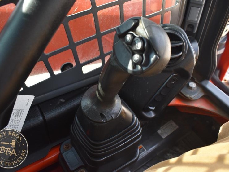 2020-kubota-ssv65-image-43