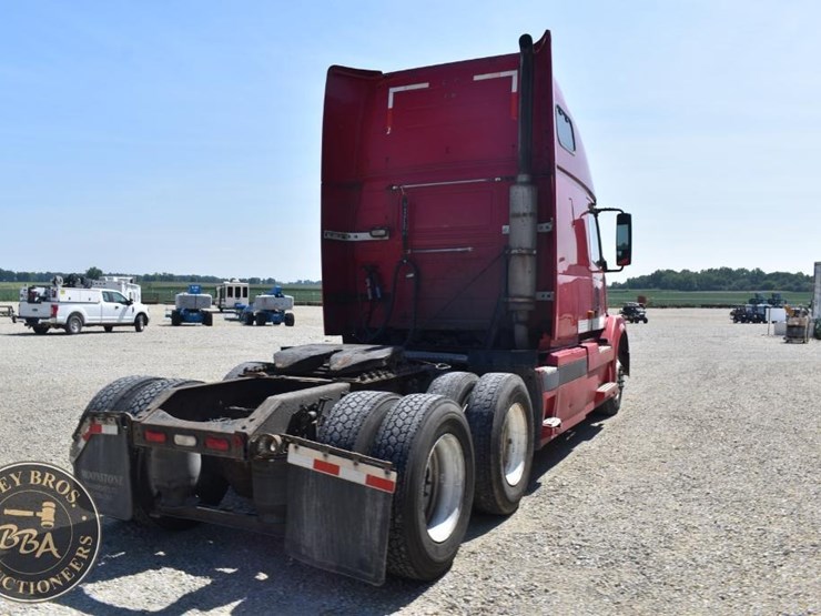 2005-volvo-vnl64t670-image-14