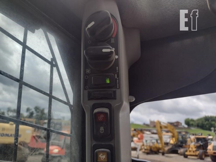 new-holland-c237-image-10
