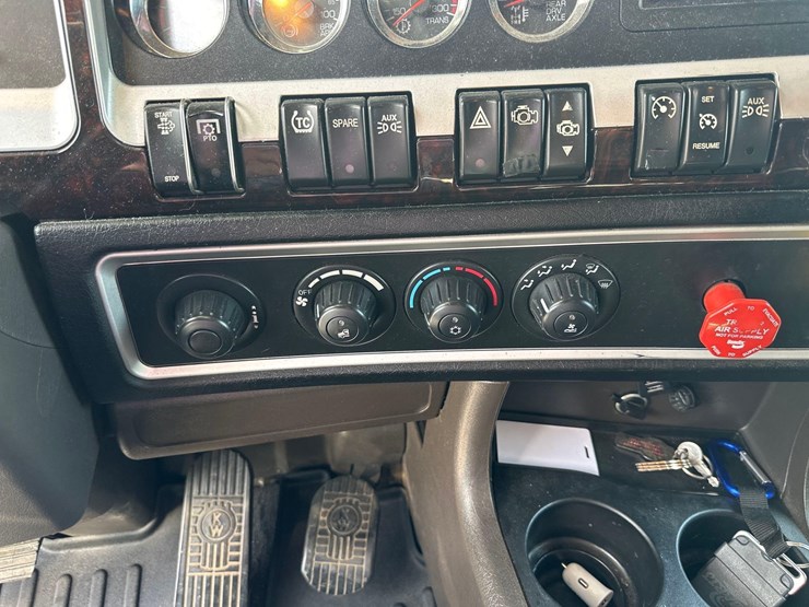 2019-kenworth-w900l-image-57