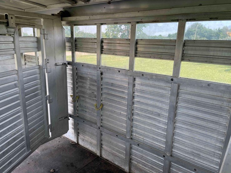 2006-8’x28’-c&c-aluminum-livestock-trailer-image-56