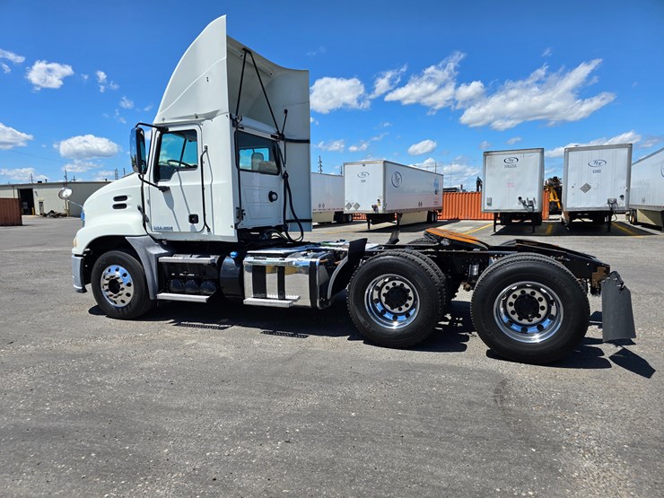 #16603-•-2016-mack-cxu613-day-cab-image-8