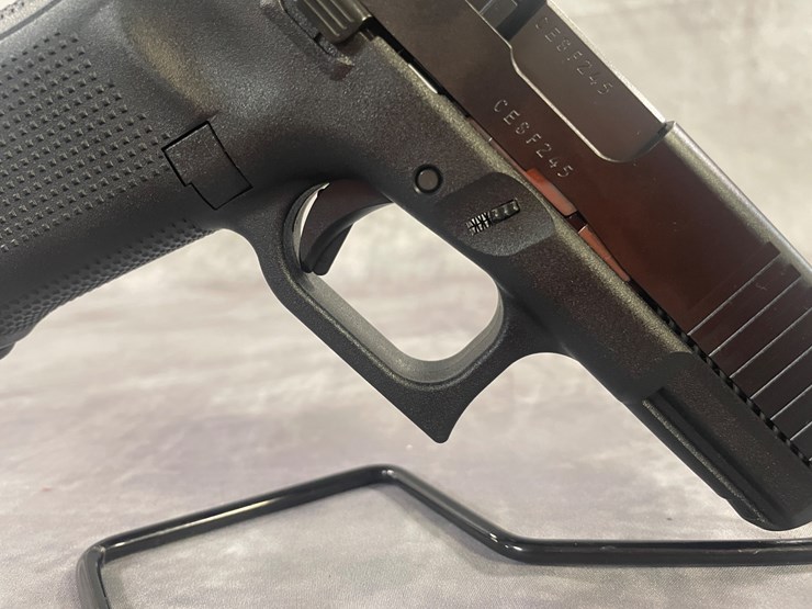 #4361-•-glock-model-19-gen-5-9mm-luger-pistol,-sn:-cesf245-image-13