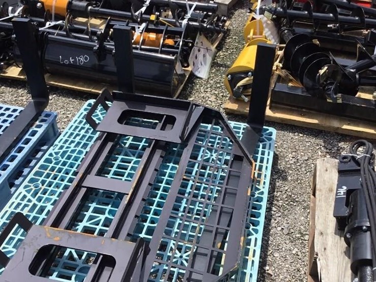 new-giyi-skid-steer-fork-attachment-image-3