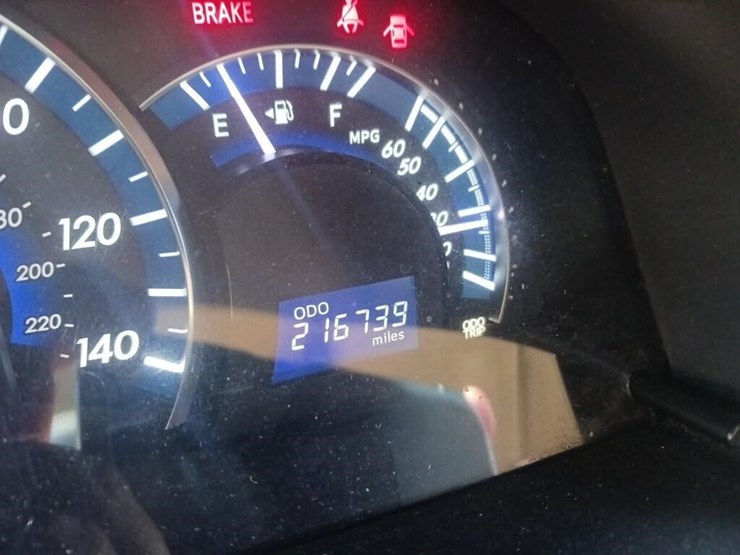 2012-toyota-camry-hybrid-le-runs/moves-image-6