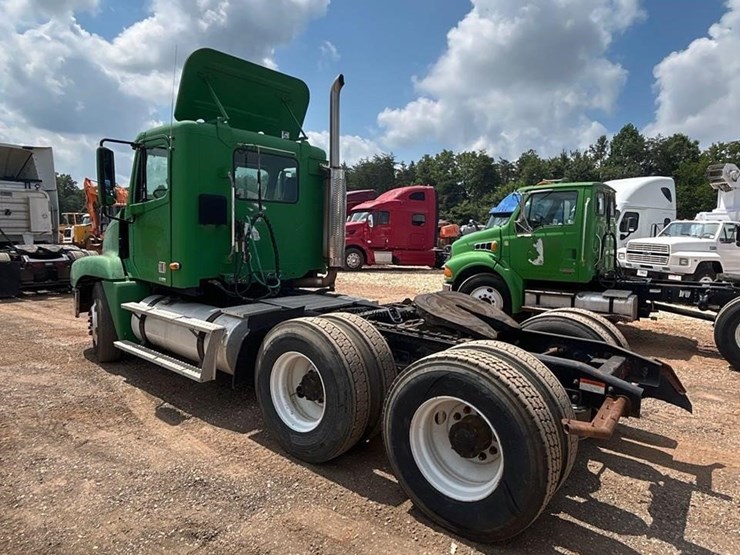 2001-freightliner-century-120-image-4