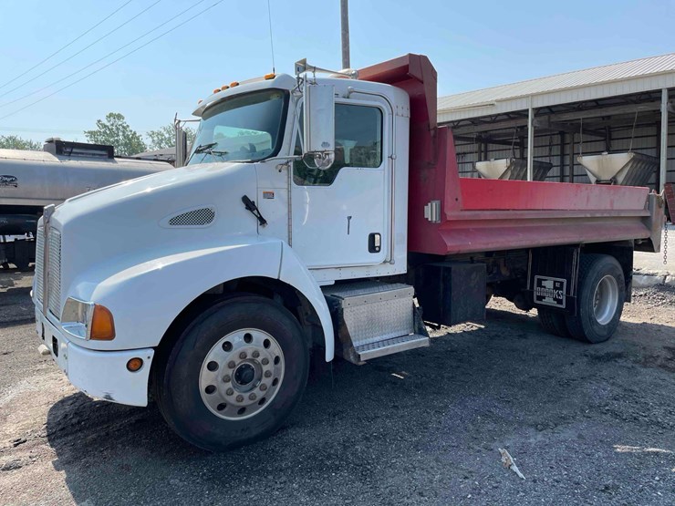 2004-kenworth-t300-single-axle-dump-truck-image-1