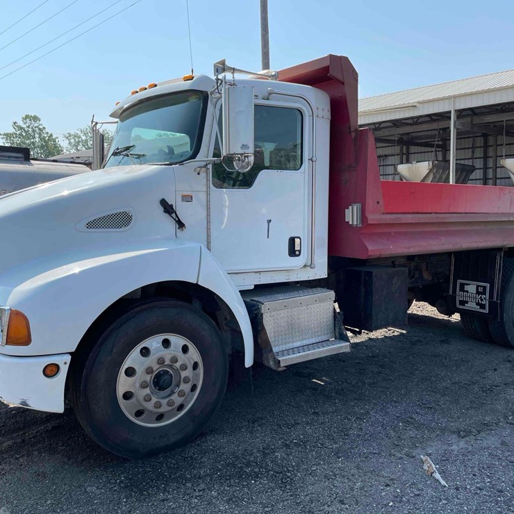 2004 Kenworth T300 single axle dump truck