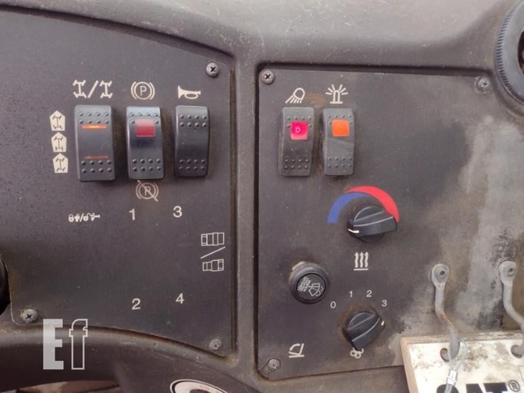 2015-caterpillar-tl943c-image-8