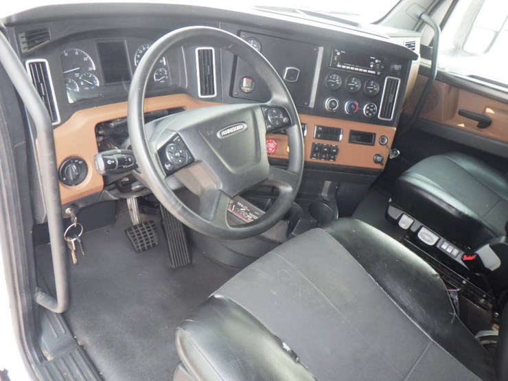 2023-freightliner-cascadia-126-image-9