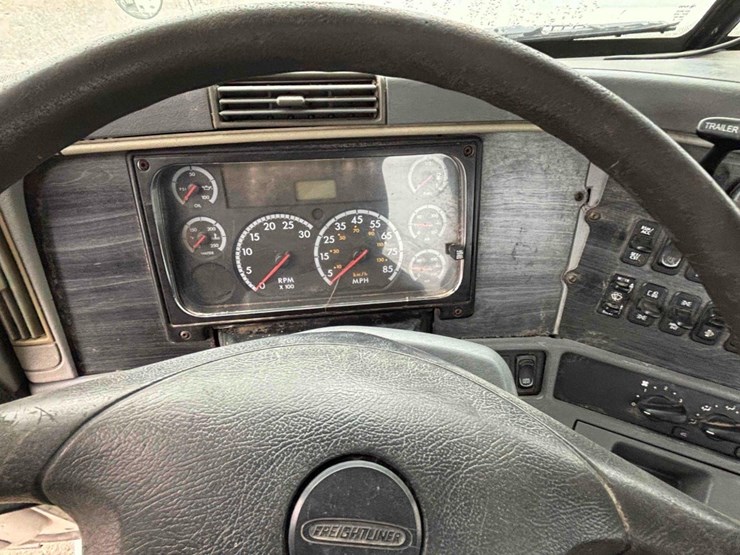 2009-freightliner-columbia-120-image-51