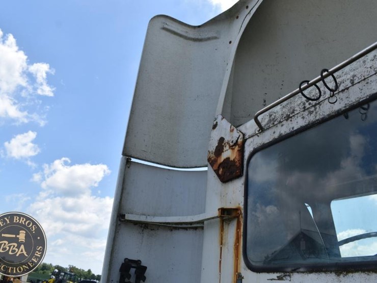 1999-freightliner-fld112-image-35