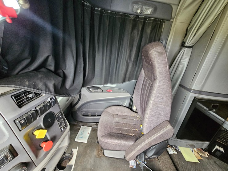 2016-peterbilt-579-image-43