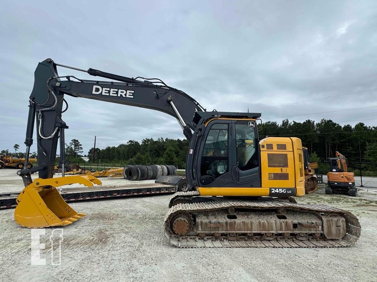 2021-deere-245g-lc-image-11