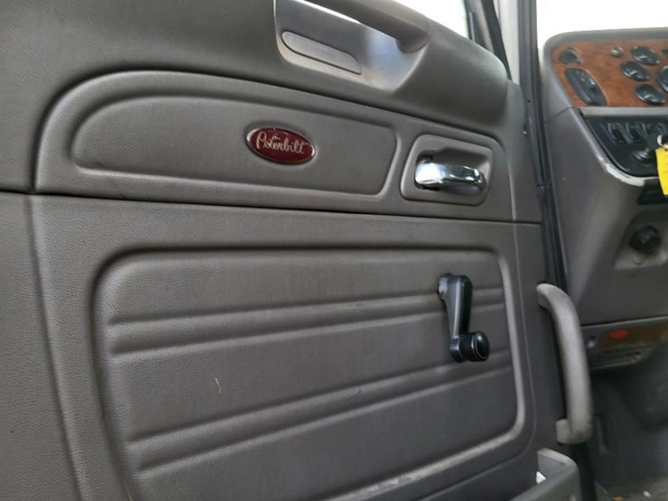 2008-peterbilt-384-image-43