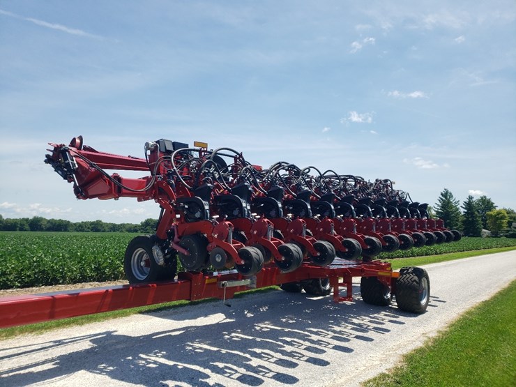 2023-case-2140-12/23-pivot-planter-image-2