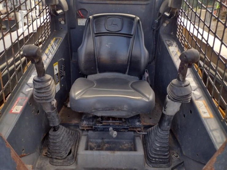 deere-323d-image-11