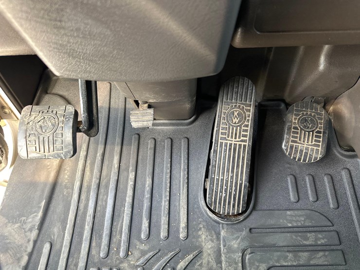2019-kenworth-w900l-image-58