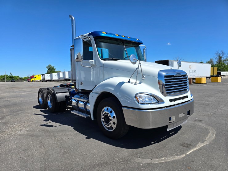 2020-freightliner-columbia-120-image-48