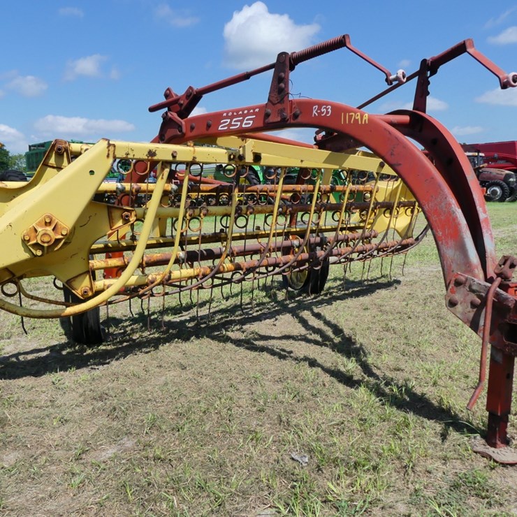 NEW HOLLAND 256