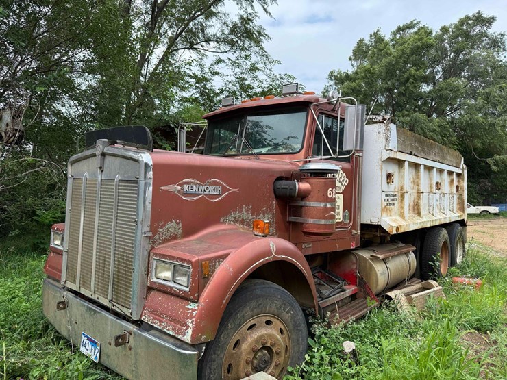 1983-kenworth-w900-image-1