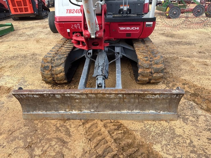 2024-takeuchi-tb240-image-12