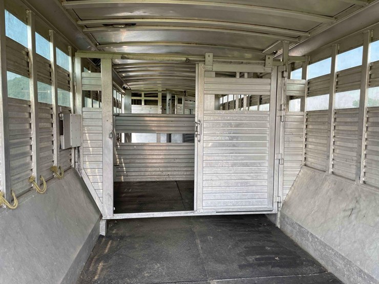 2006-8’x28’-c&c-aluminum-livestock-trailer-image-47