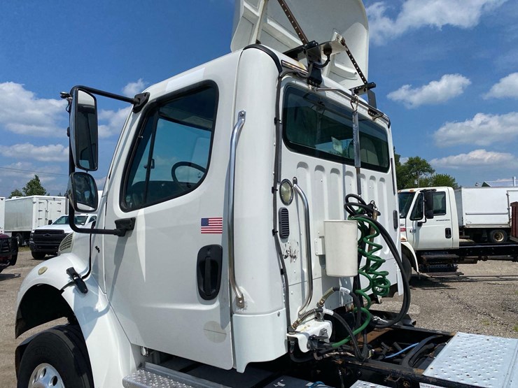 2014-freightliner-m2-image-8