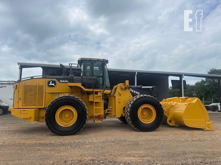 2020-deere-844l-image-8