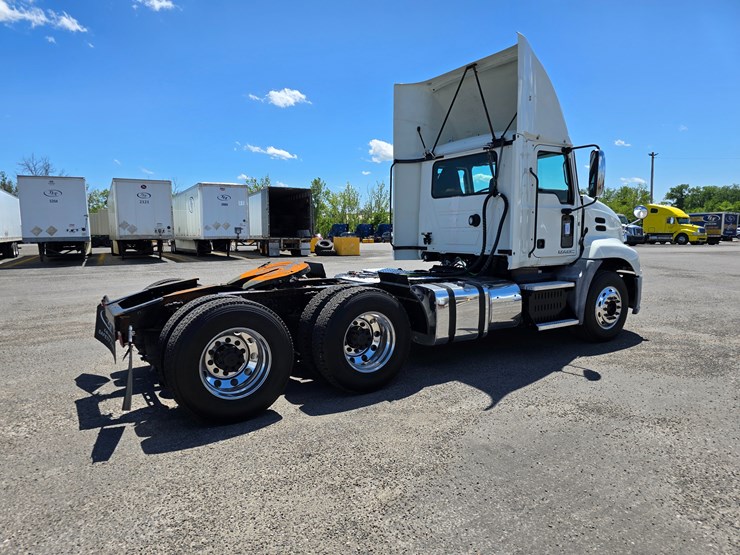 #16603-•-2016-mack-cxu613-day-cab-image-17
