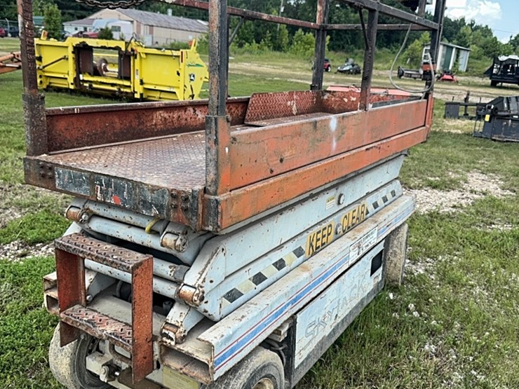 skyjack-scissor-lift-image-2