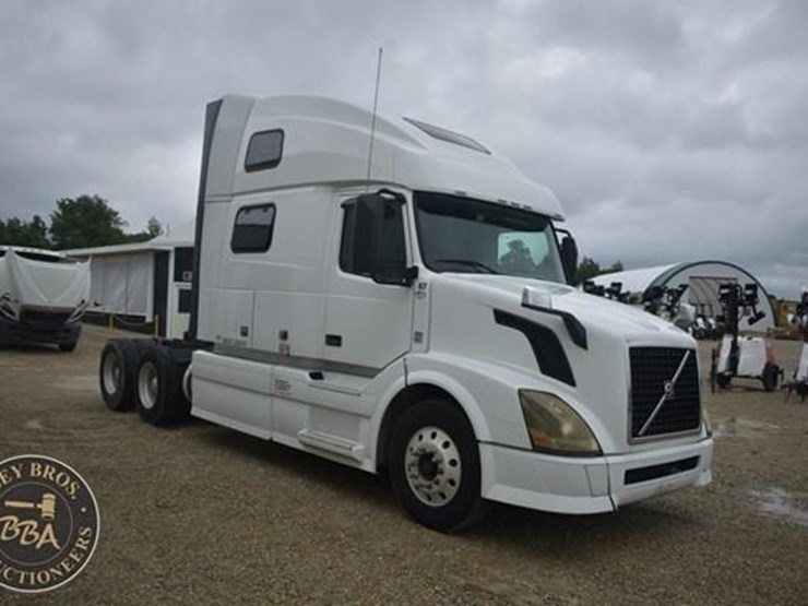 2014-volvo-vnl64t670-image-7