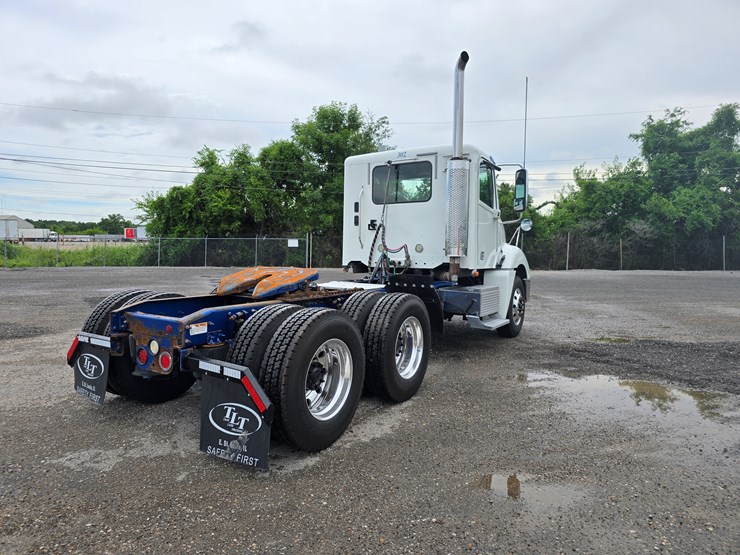 2018-freightliner-columbia-120-image-18