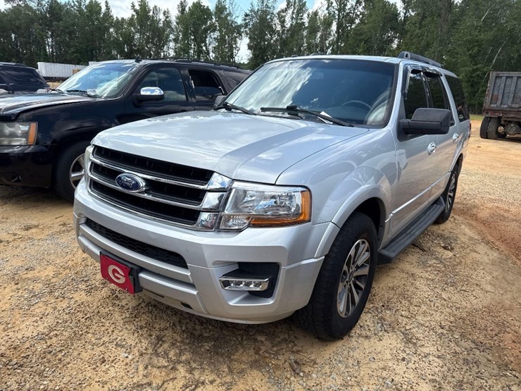 2015-ford-expedition-xlt-image-2