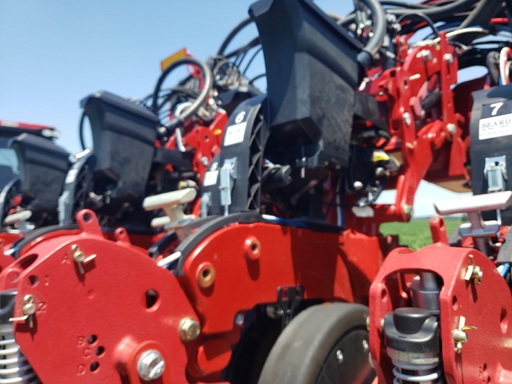 2023-case-2140-12/23-pivot-planter-image-22