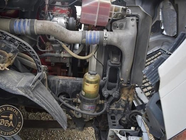 2014-volvo-vnl64t670-image-51
