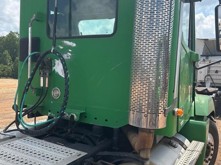 2001-freightliner-century-120-image-22