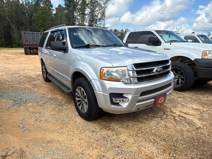 2015-ford-expedition-xlt-image-1